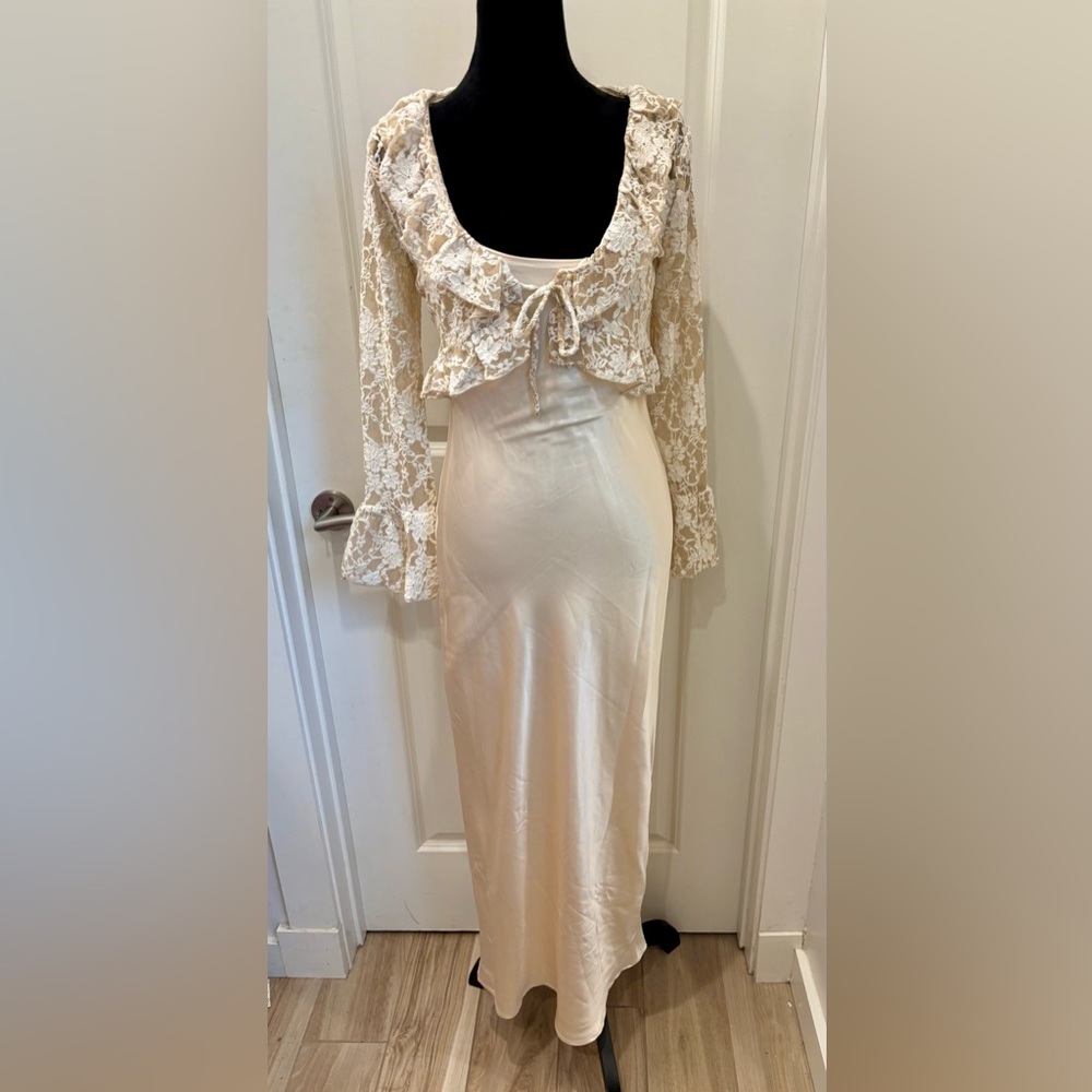 🌻sale🌻NWT Thirty Thirty Elegant Cream satin slip dress & ruffled Lace shrug- M